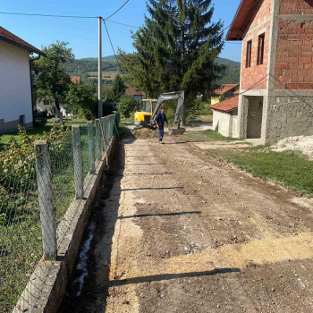 Radovi na pripremi za asfaltiranje lokalnih puteva u Lješevu