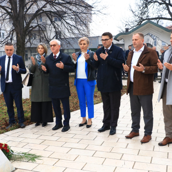 Položeno cvijeće na šehidskom mezarju i katoličkom groblju u Brezi u povodu Dana Općine Ilijaš i Dana nezavisnosti BiH
