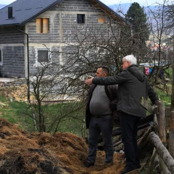 Načelnik Akif Fazlić posjetio vlasnika Handžića čiju je štalu sinoć zahvatio požar