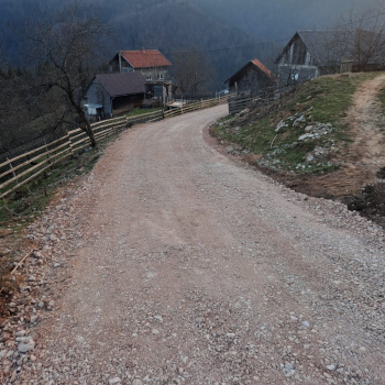 Završeni pripremni radovi za asfaltiranje puta i platoa u naselju Medojevići