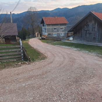 Završeni pripremni radovi za asfaltiranje puta i platoa u naselju Medojevići