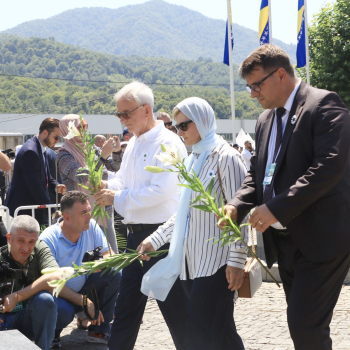 Načelnik Fazlić položio cvijeće i odao počast žrtvama genocida u Srebrenici