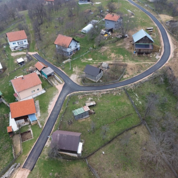 Završeno asfaltiranje puta i platoa u naselju Medojevići.