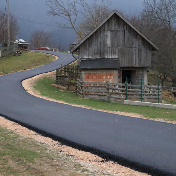 Završeno asfaltiranje puta i platoa u naselju Medojevići.
